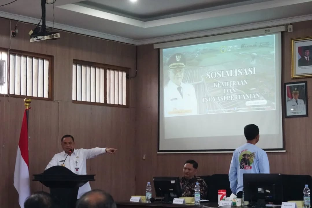 Bupati Pati Sudewo saat memberikan arahan dalam sosialisasi kemitraan dan inovasi pertanian di Ruang Penjawi Setda Pati, Rabu (18/6). (ACHMAD ULIL ALBAB/RADAR KUDUS)