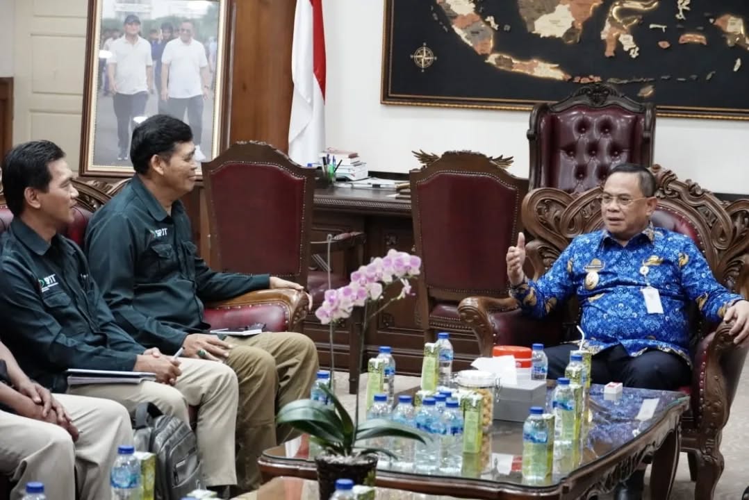 Bupati Pati Sudewo saat menerima kunjungan jajaran PT Sarana Pembangunan Jawa. (HUMAS PATI)