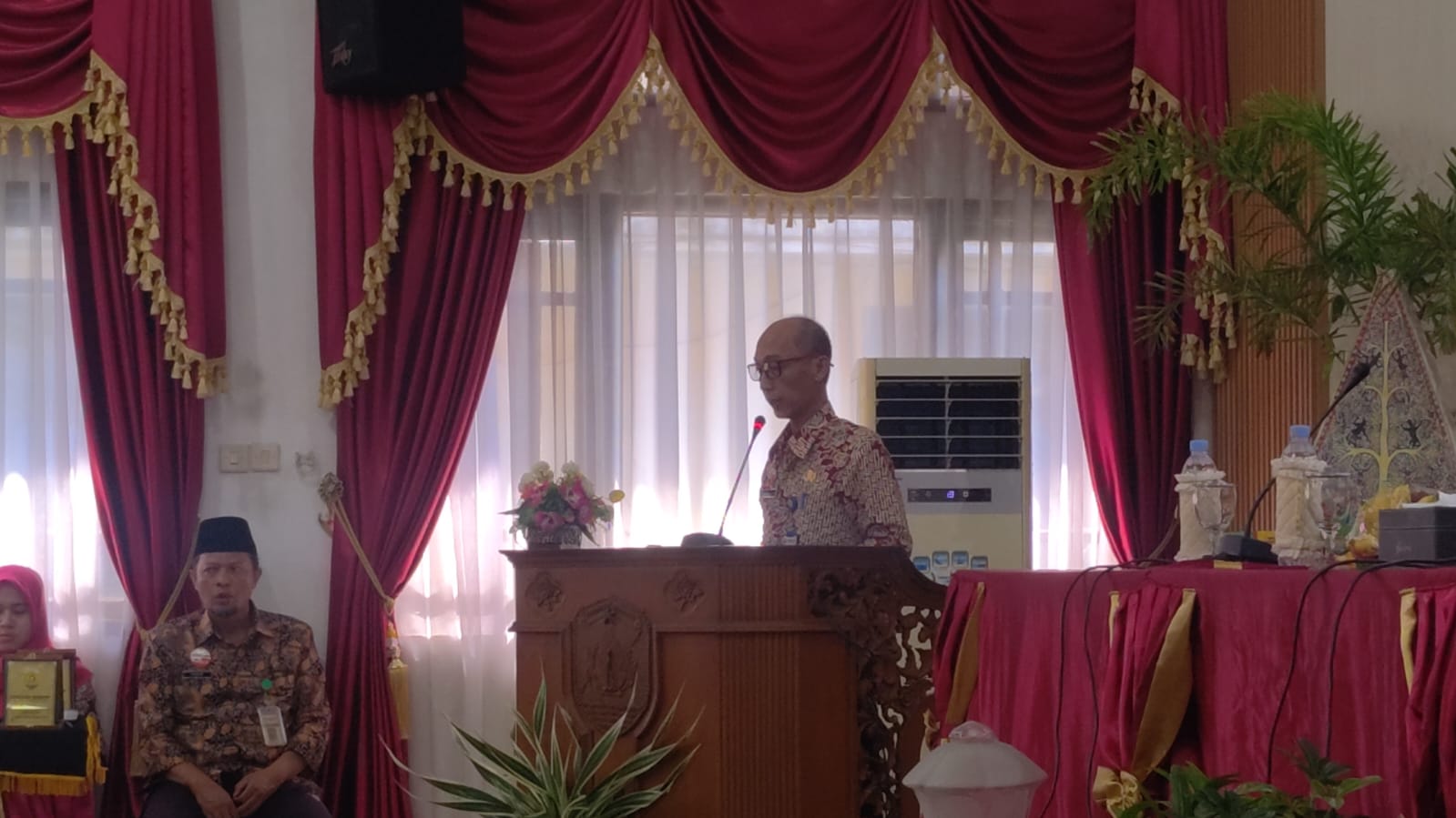 BERIKAN SAMBUTAN - Kepala Bagian Pemerintahan Setda Kabupaten Grobogan Muhammad Muhaimin,S.IP,M.M,memberikan samutan dalam launching E-Kerjasama di gedung Riptaloka, kemarin.
