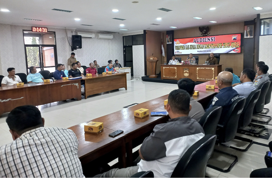 CARI SOLUSI: Perwakilan sopir tengah merumuskan win win solution bersama Kapolres Jepara. FIKRI THOHARUDIN/RADARPATI.ID