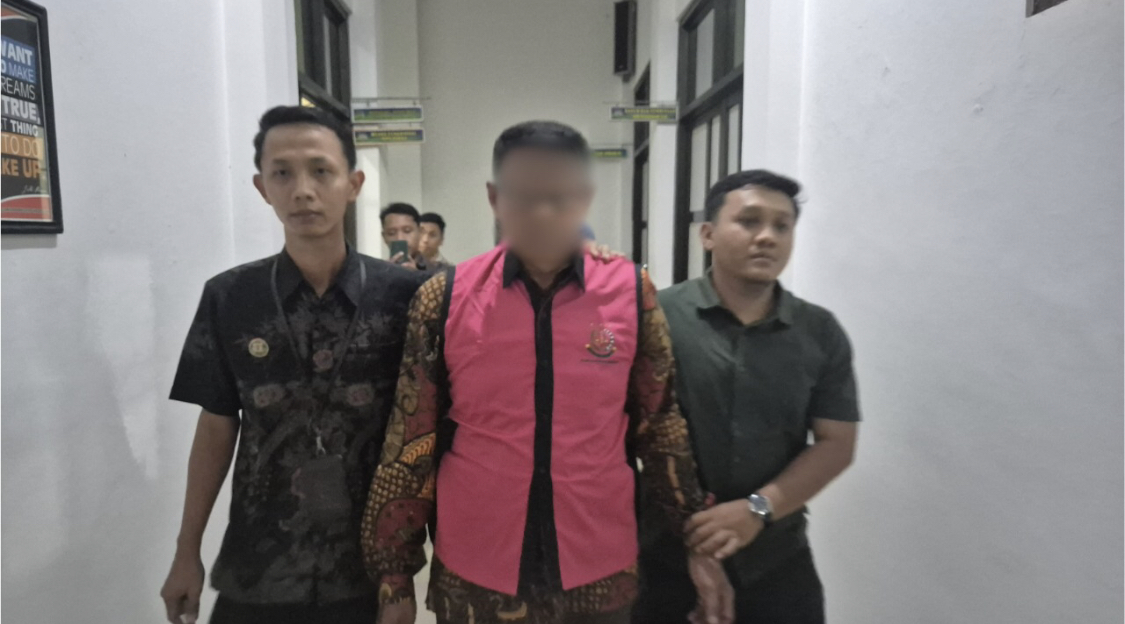 PERSAKITAN &ndash; Kades Cangkring, Kecamatan Tegowanu Maryoko ditetapkan jadi tersangka oleh Kejari dugaan kasus korupsi APBDes dan ditahan di Lapas Purwodadi, Jumat(20/6). KEJARI GROBOGAN FOR RADARPATI.ID