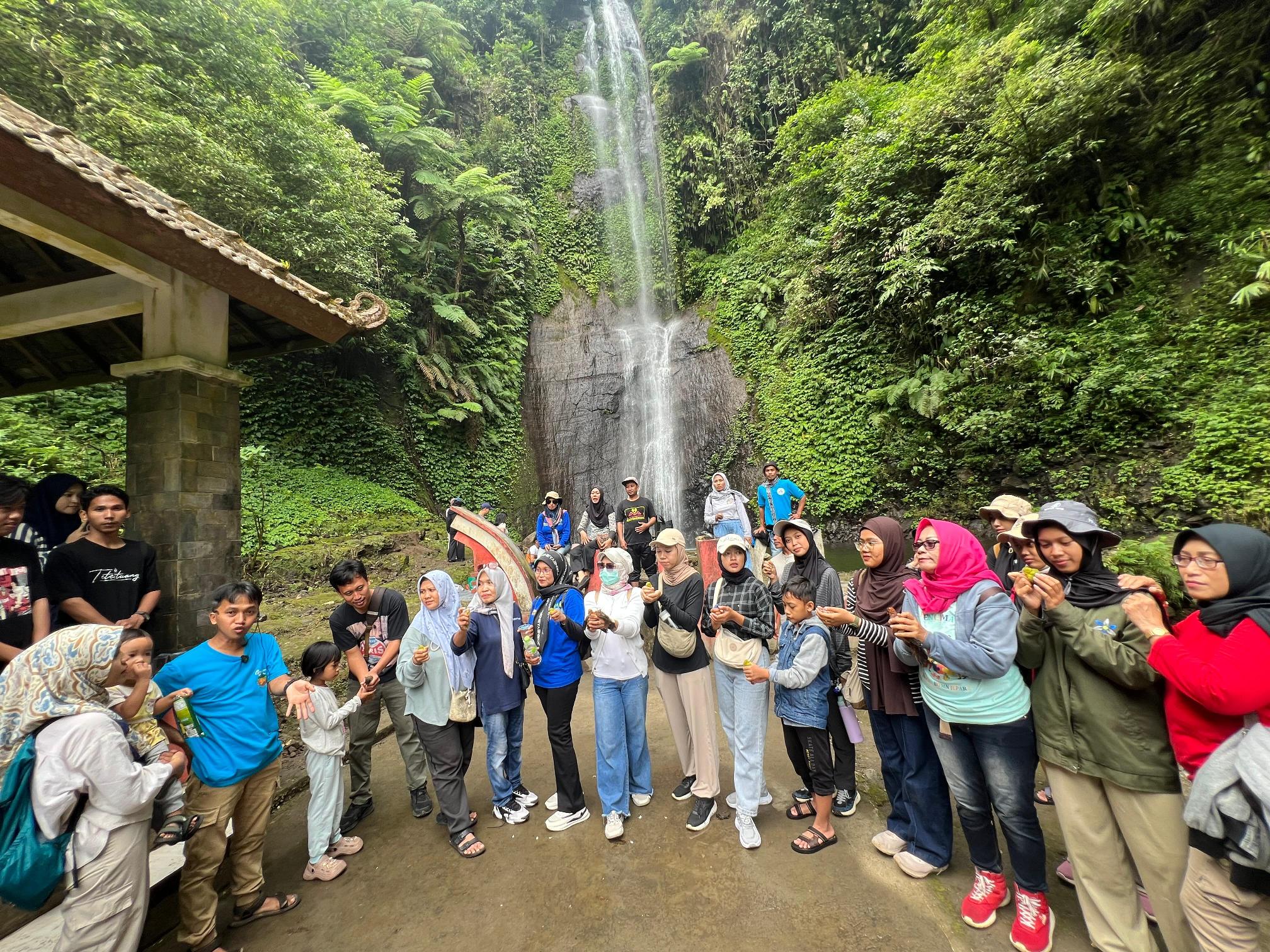 ANTUSIAS: Para pengunjung tengah melepaskan burung endemik Jawa di Air Terjun Banyu Anjlok kemarin.