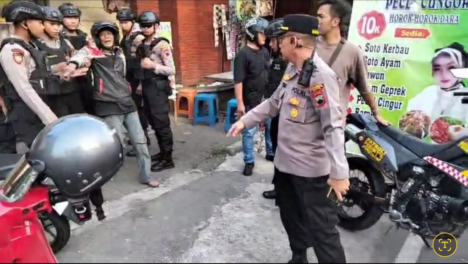 DIBEKUK: Pelaku mabuk dan membuat onar di kawasan Menara Kudus diamankan oleh polisi.