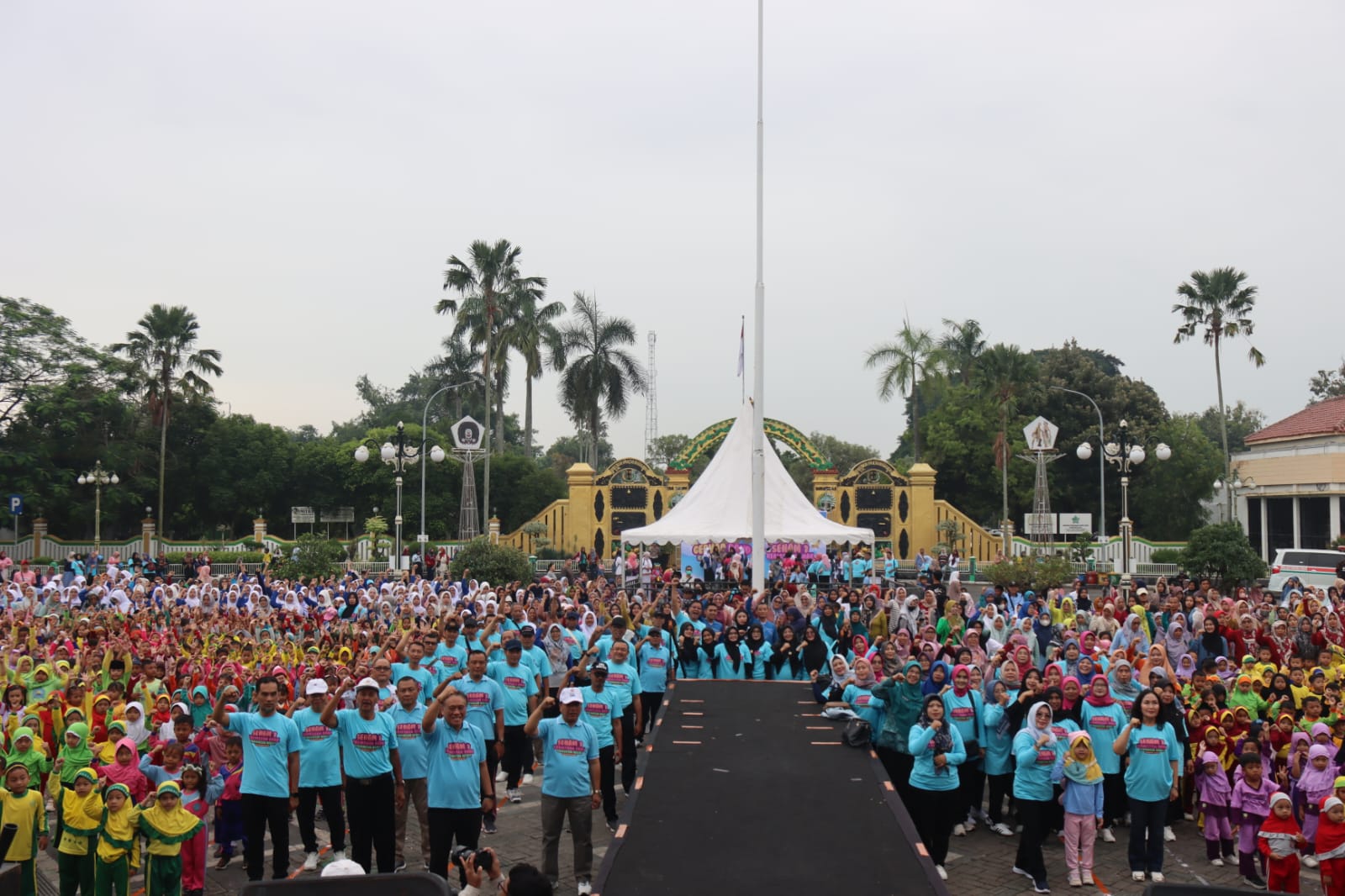 GEBYAR PENDIDIKAN : Bunda PAUD Ainia Shalichah menyapa anak-anak dan meramaikan acara Gebyar PAUD 2025