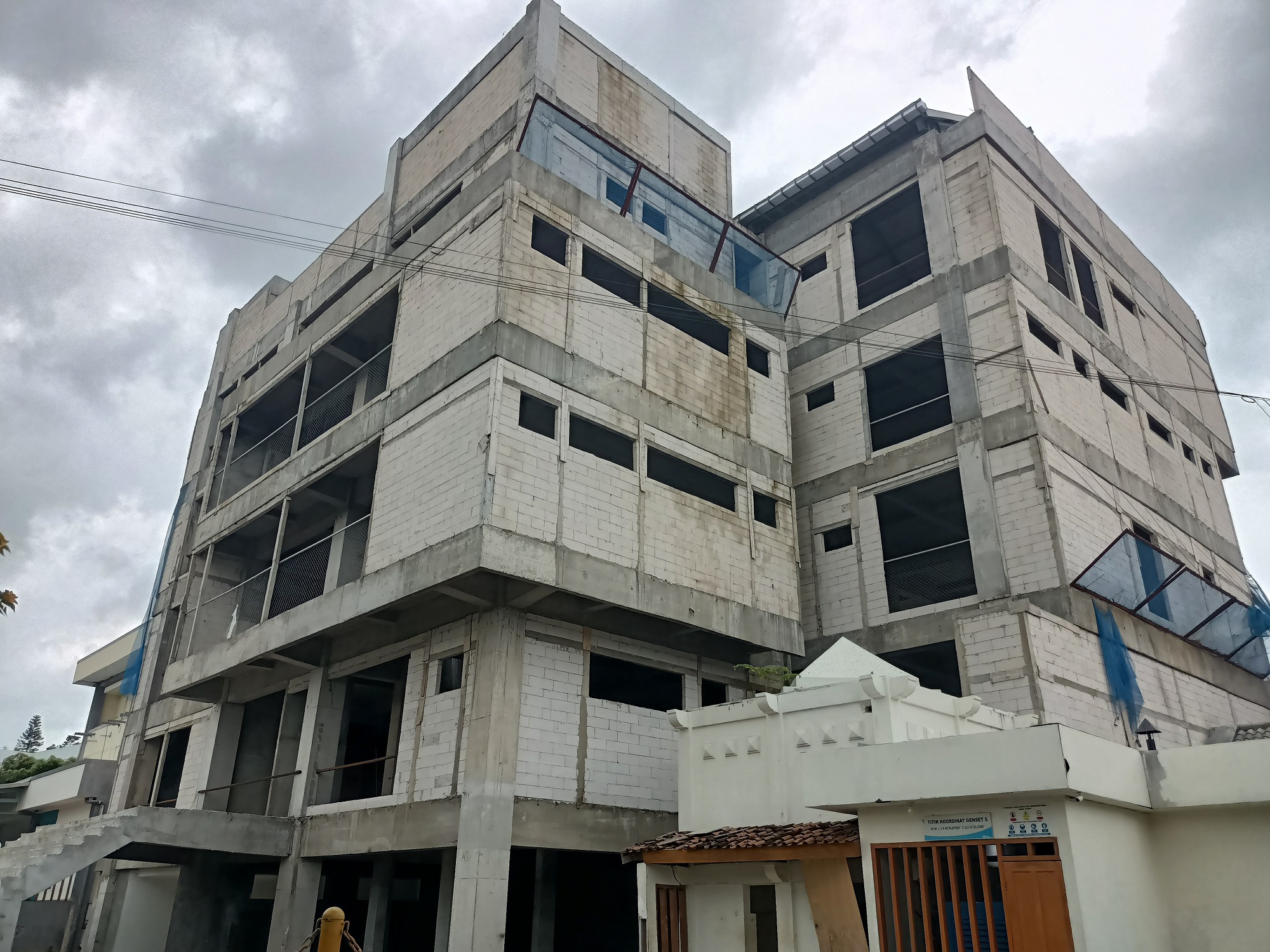 BERPROSES: Gedung jantung dan kemoterapi sedang dibangun di RSUD dr R Soetrasno Rembang beberapa waktu lalu.