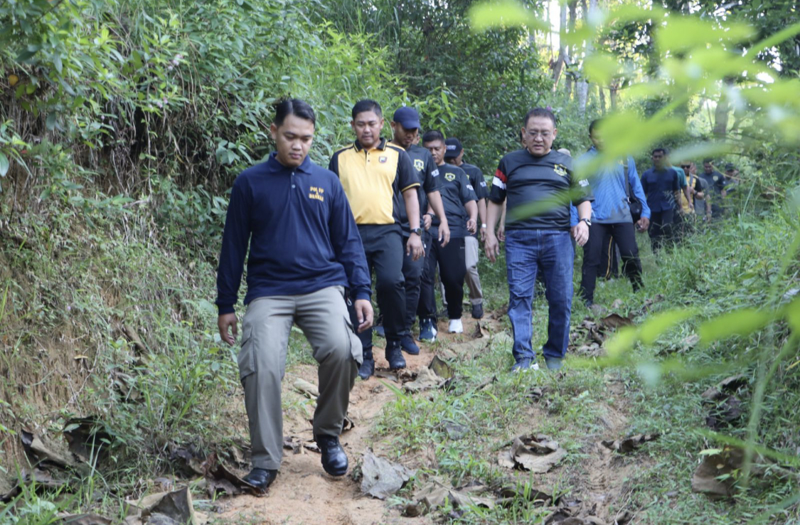 NAPAK TILAS &ndash; Kapolres Grobogan AKBP Ike Yulianto bersama Wakil Bupati Sugeng Prasetyo melakukan jalan sehat di kawasan wisata Jati Pohon. SIROJUL MUNIR/RADARPATI.ID