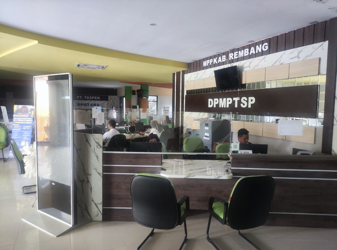 DIALIHKAN: Kondisi layanan di MPP Rembang saat pemadaman listrik kondisi sepi, layanan dialihkan di kantor masing-masing, kemarin. DPMPTSP RBG UNTUK RADARPATI.ID