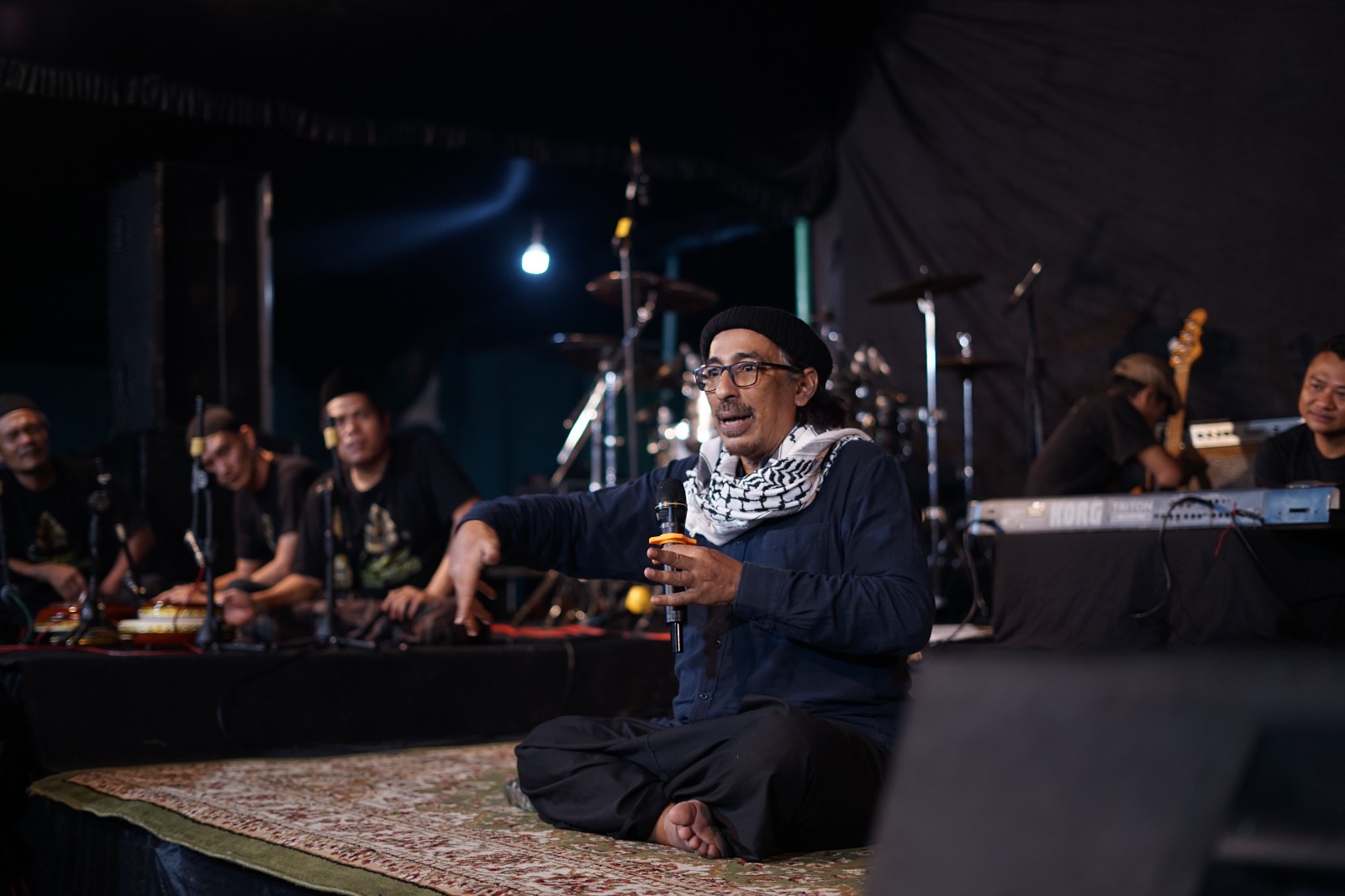 Budayawan Anis Sholeh Baasyin membincang masalah kebahagiaan dalam acara Suluk Maleman, Sabtu (21/6) malam. (ACHMAD ULIL ALBAB/RADAR KUDUS)