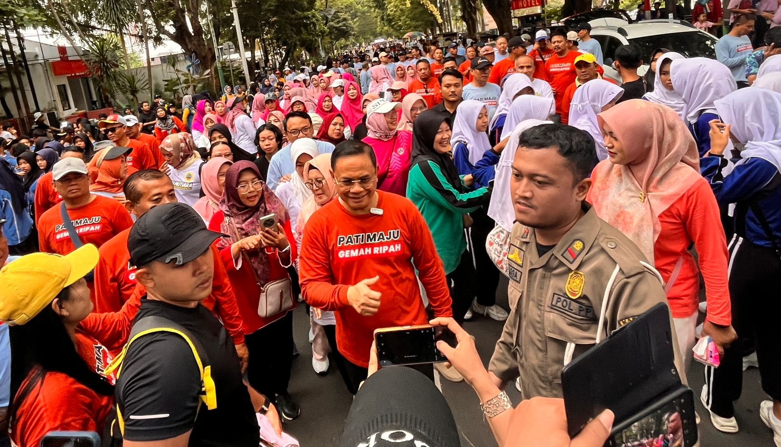 RAMAI: Bupati Pati Sudewo saat mengikuti kegiatan Car Free Day di kawasan Alun-Alun Simpang Lima Pati.