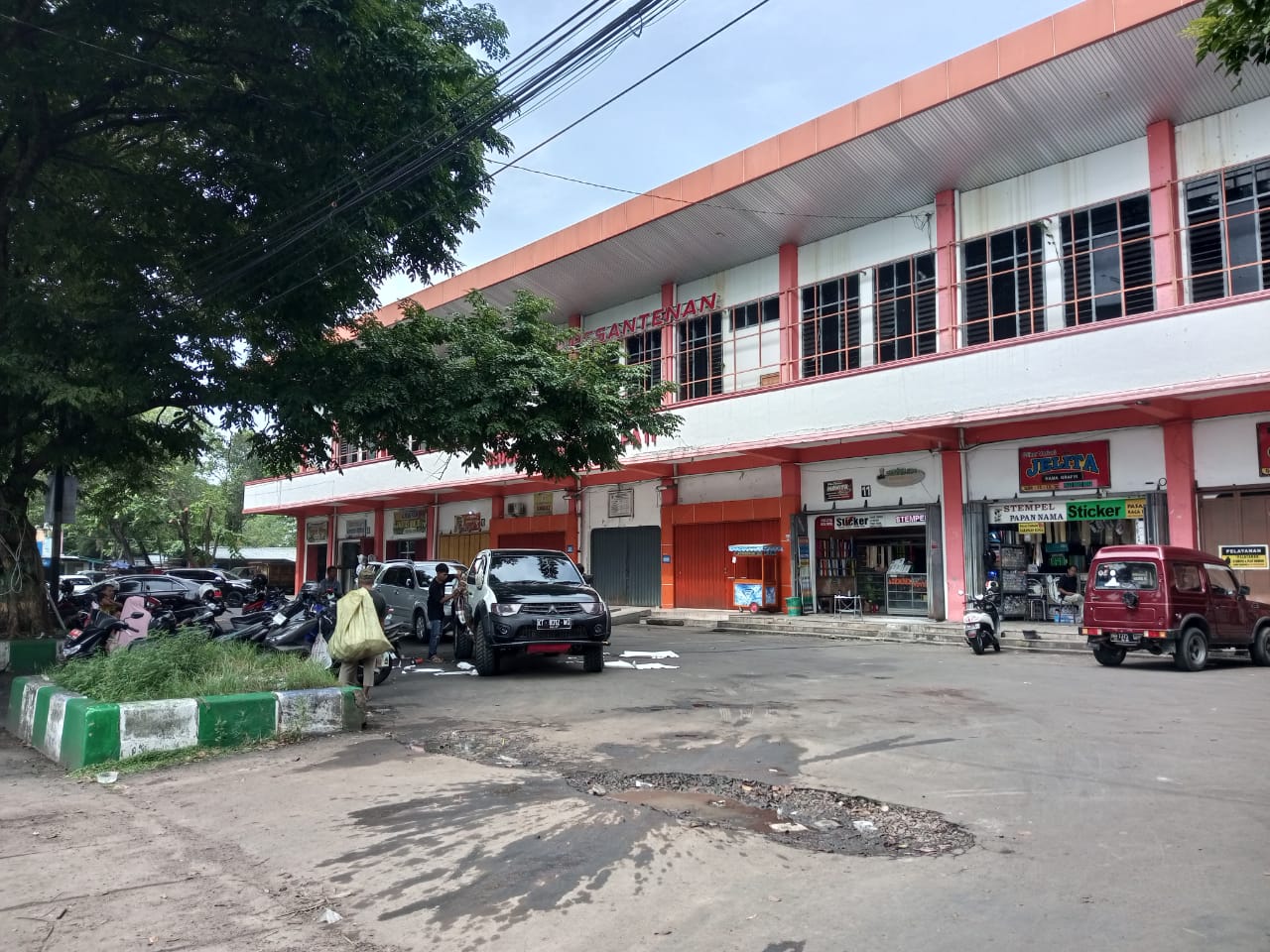 Area GOR Pesantenan Pati masih dipenuhi pedagang yang menyewa kios di tempat tersebut. (ACHMAD ULIL ALBAB/RADAR KUDUS)