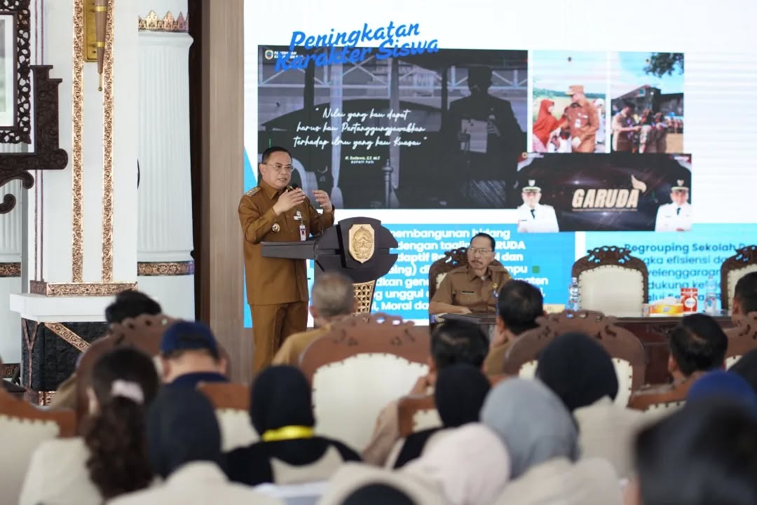 Bupati Pati Sudewo saat menerima mahasiswa KKN dari UGM dan IPB di Pendopo Kabupaten Pati, Senin (23/6). (HUMAS PATI UNTUK RADAR KUDUS)