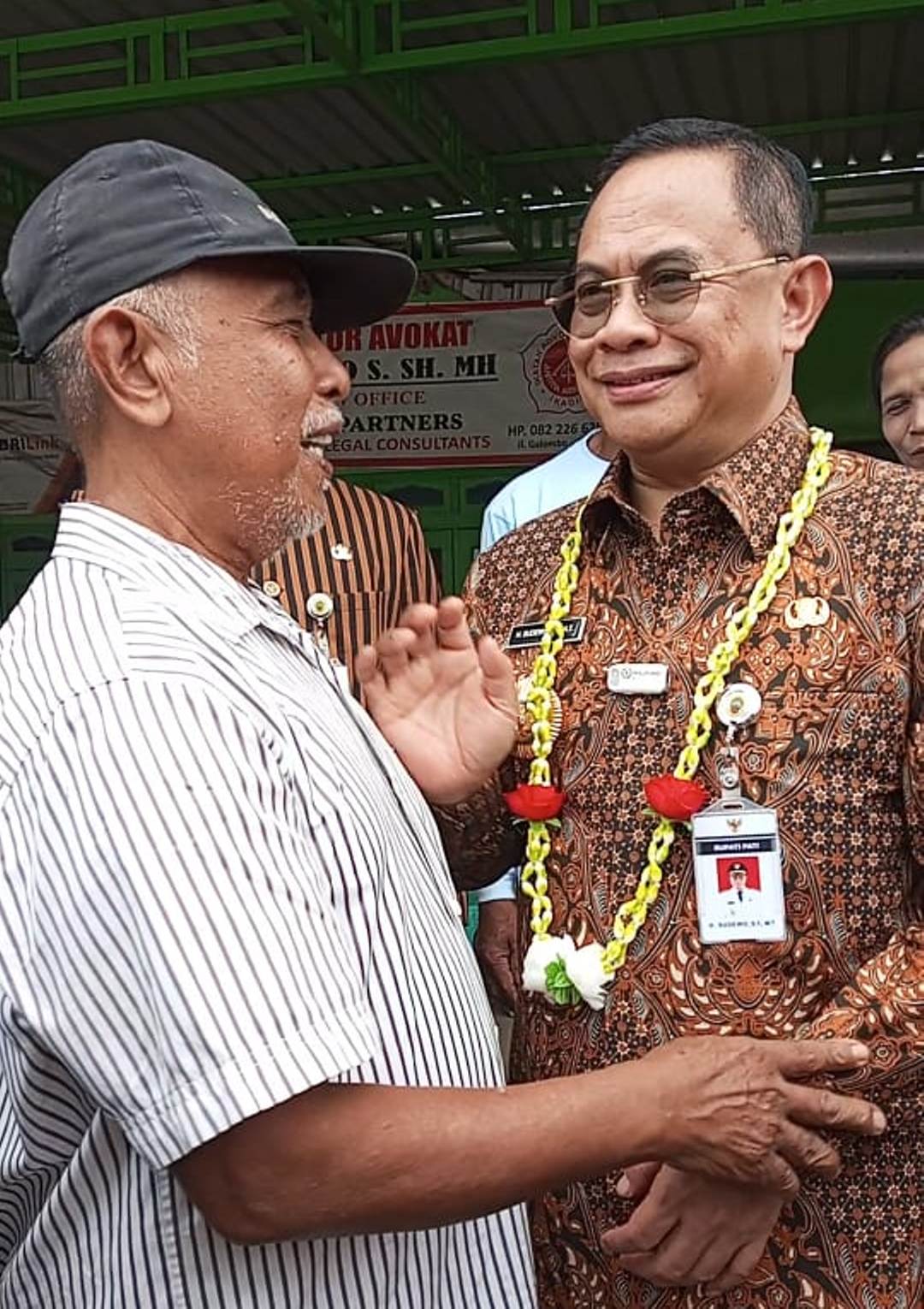 TERIMA KASIH: Bupati Pati Sudewo dicegat warga yang ingin mengucapkan terimakasih atas perbaikan jalan di wilayah Kecamatan Dukuhseti.