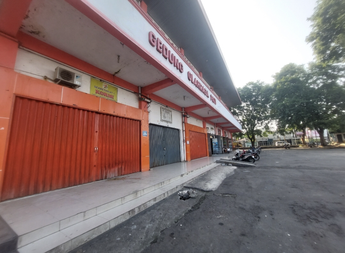 TUTUP: Sebagian toko di GOR Pesantenn Pati belum buka kemarin. ANDRE FAIDHIL FALAH/RADARPATI.ID