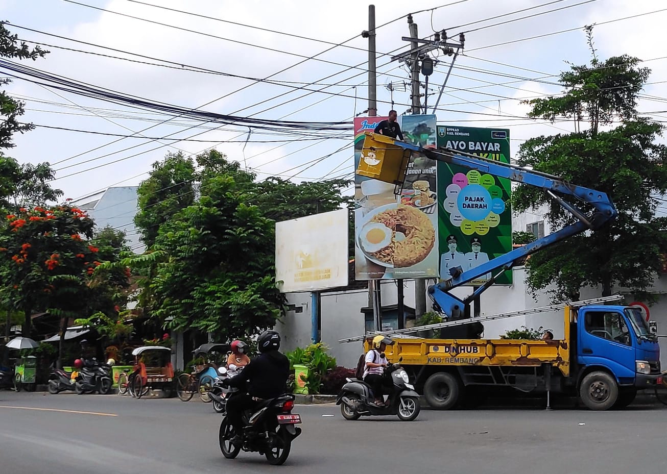 PERBAIKAN : Petugas sedang memperbaiki LPJU beberapa waktu lalu.