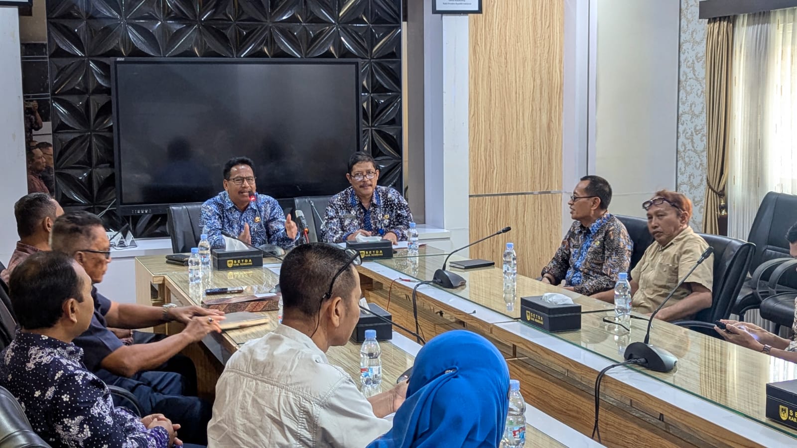 DENGAR PENDAPAT : Bupati Rembang Harno memfasilitasi audiensi antara pengurus dan anggota BMT Harum di ruang rapat bupati Selasa (24/6).