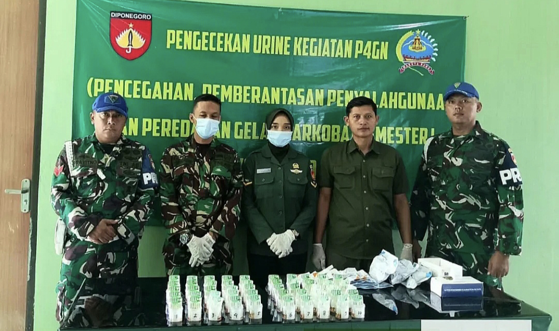 TES: Petugas tengah melakukan pengecekan urine anggota TNI pada Senin (23/6). KODIM UNTUK RADARPATI.ID