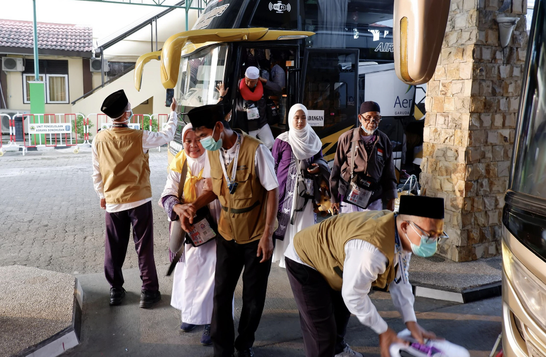 HAJI MABRUR : Rombongan jamaah haji asal Salatiga yang sudah tiba di tanah air dengan wajah cerah dan penuh syukur. Dhinar Sasongko/RADARPATI.ID