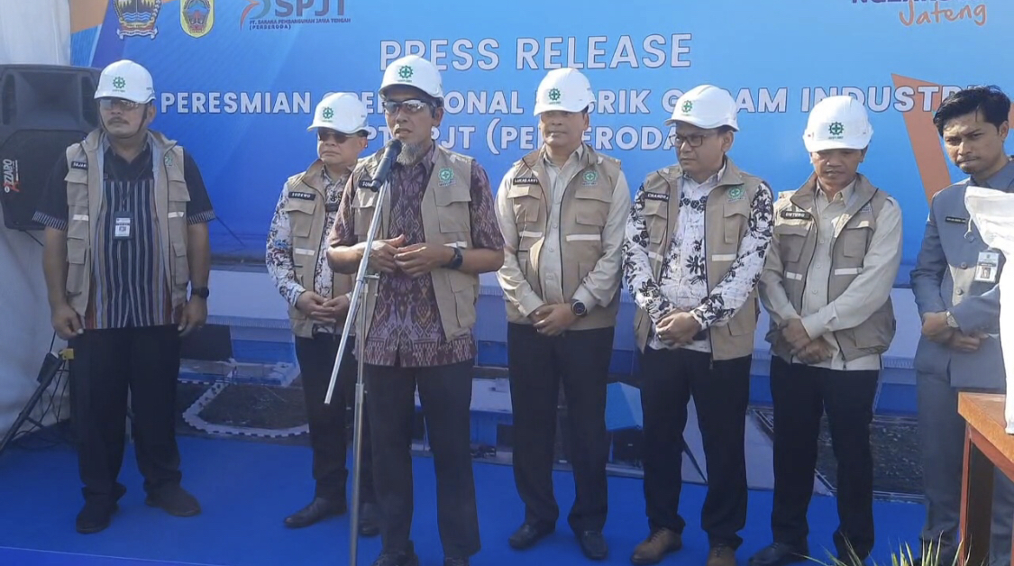 DICEK: Pemprov Jateng dan Pemkab Pati meresmikan pabrik garam di Batangan kemarin (24/6). HUMAS SETDA PATI UNTUK RADARPATI.ID