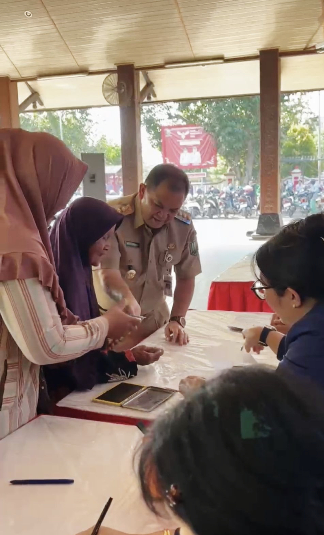 BLT: Bupati Semarang serahkan bantuan langsung tunai tahap pertama di Pendopo Rumah Dinas Bupati Semarang. Maria Novena/RADARPATI.ID