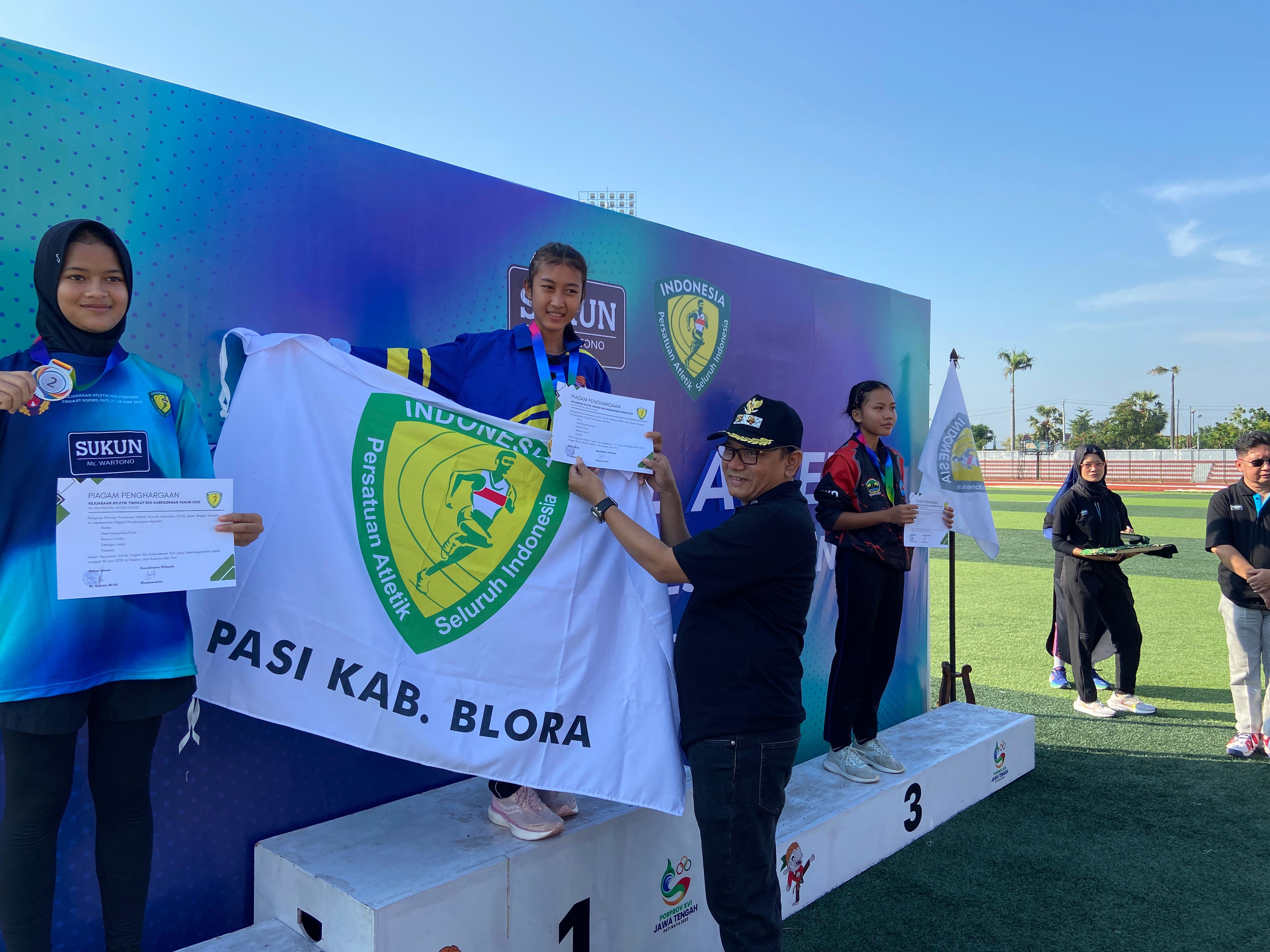 Wakil Bupati Pati Risma Ardhi Chandra menyerahkan piagam juara kepada peserta. (ACHMAD ULIL ALBAB/RADAR KUDUS)