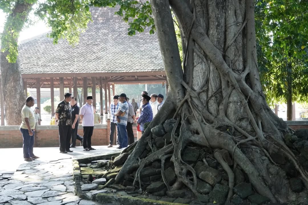 Bupati Pati Sudewo saat meninjau lingkungan Pendopo Kemiri yang sarat nilai sejarah dan warisan leluhur. (HUMAS PATI)