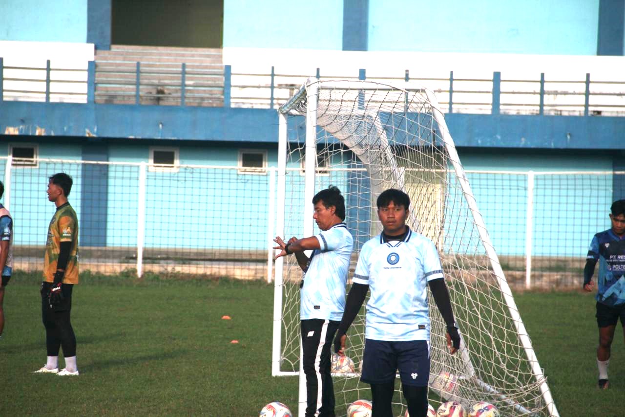 Pelatih Persiku Kudus Alfiat saat memimpin jalannya latihan di Stadion Wergu Wetan Kudus. (GALIH ERLAMBANG/RADAR KUDUS)