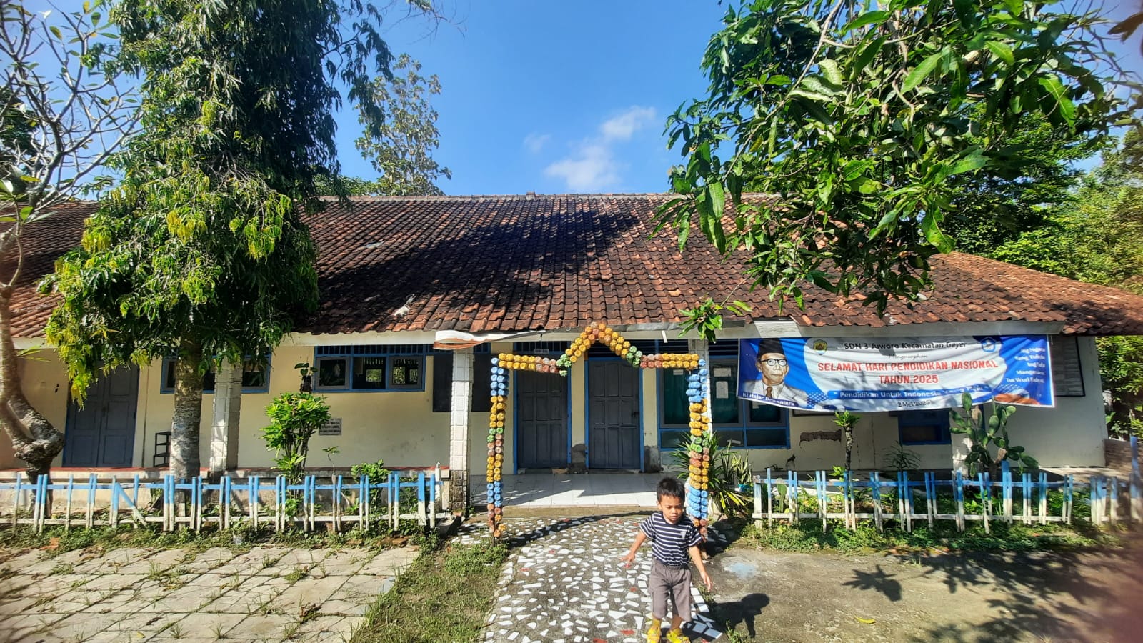 GEDUNG SEKOLAH: Situasi SDN 3 Juworo yang ada di Desa Juworo Kecamatan Geyer.