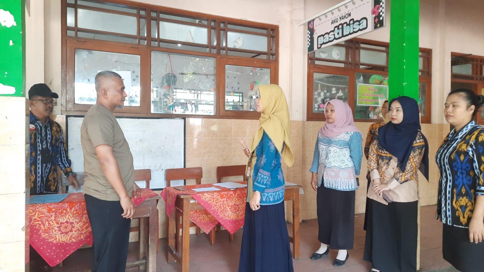 MENINJAU: Kabid Pembinaan SD Disdik Grobogan M Irfan saat meninjau pelaksanaan SPMB di SDN 12 Purwodadi.