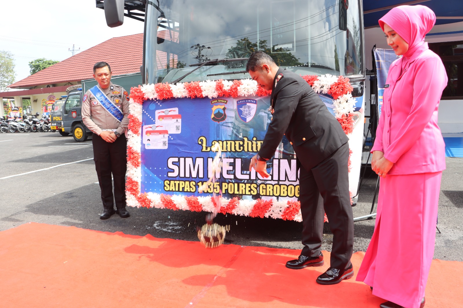 DIRESMIKAN: Momen HUT ke-79 Bhayangkara, Mobil SIM Keliling resmi beroperasi.