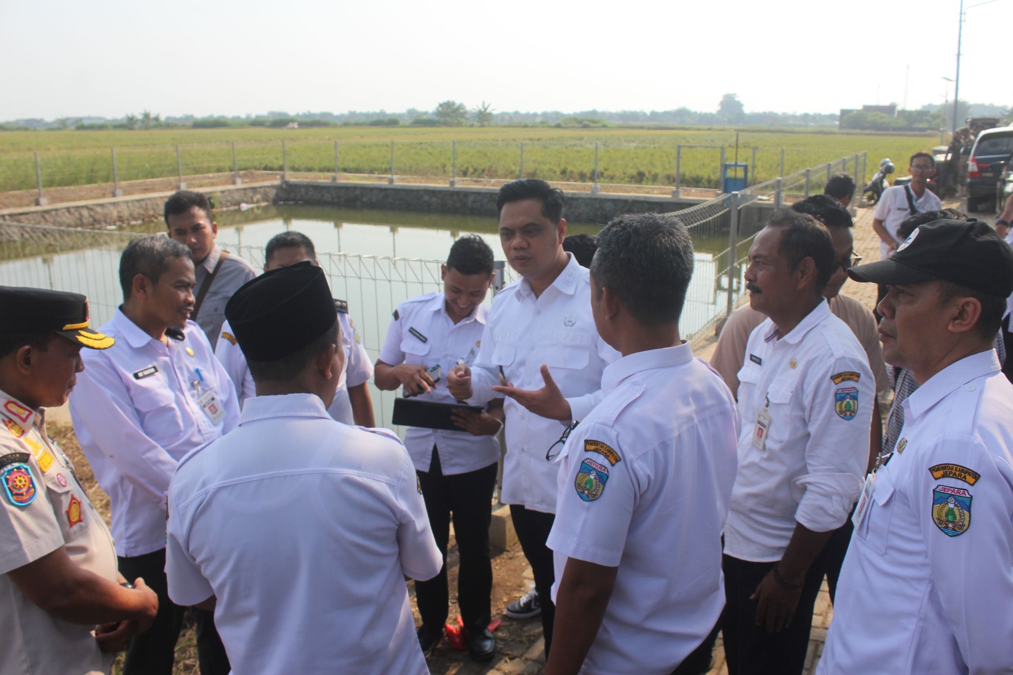 POTENSIAL: Bupati Jepara Witiarso Utomo meninjau lokasi Embung Desa Ngeling, embung ini perlu dikelola secara maksimal untuk mendukung produktivitas pertanian.