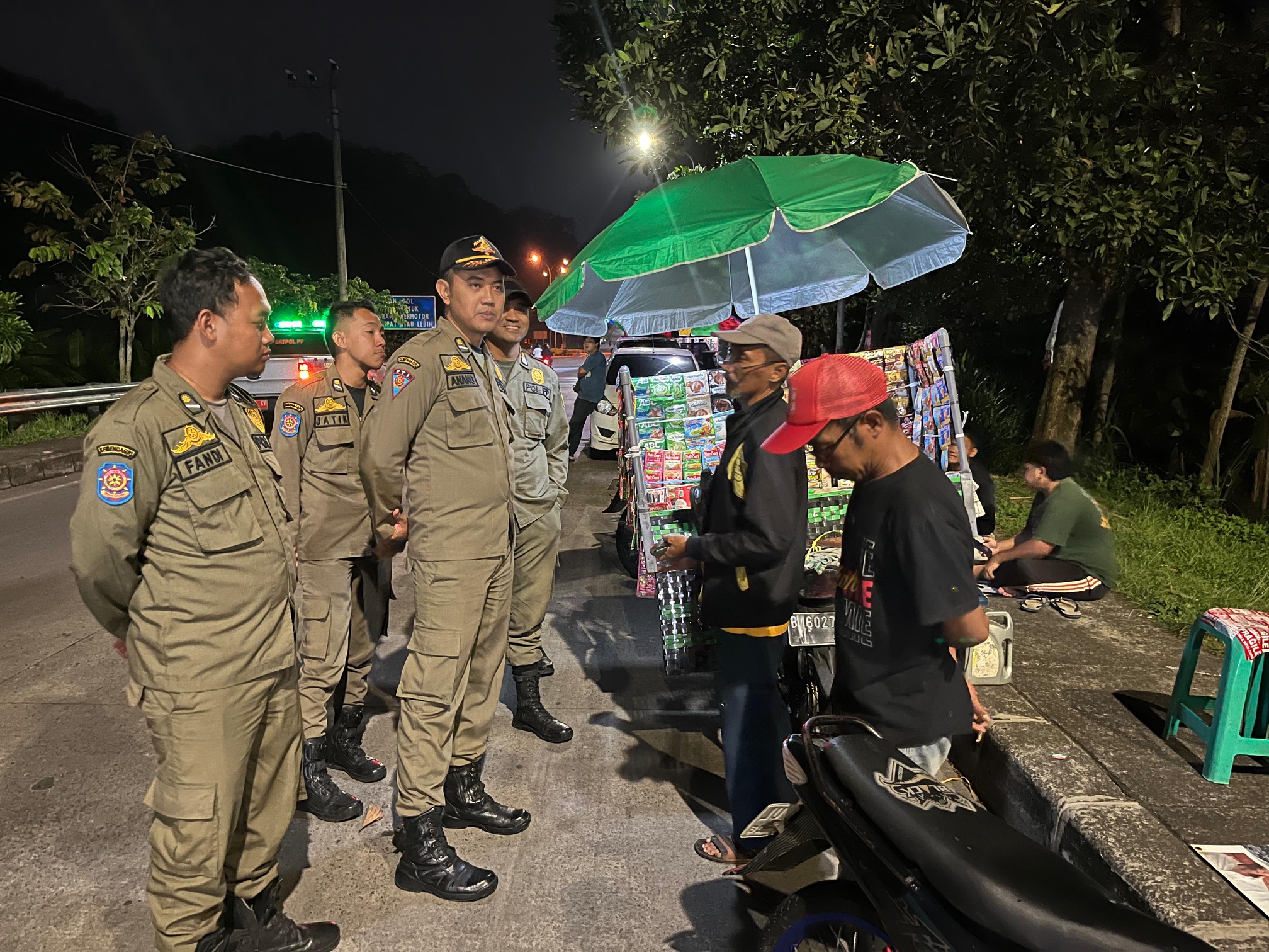 TEGAS: Satpol PP Kabupaten Semarang saat lakukan penertiban pada pedagang di sekitar exit tol Ungaran.