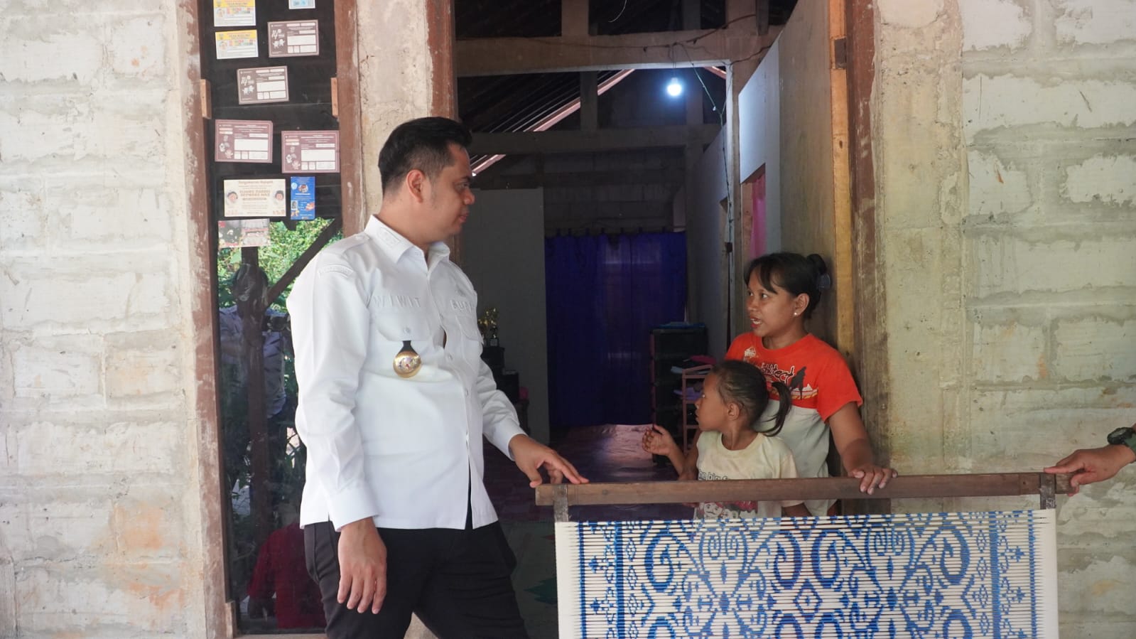 SOSIALISASI: Bupati Jepaea Witiarso Utomo turun langsung temui orang tua calon murid sekolah rakyat pada Rabu (2/7) lalu.