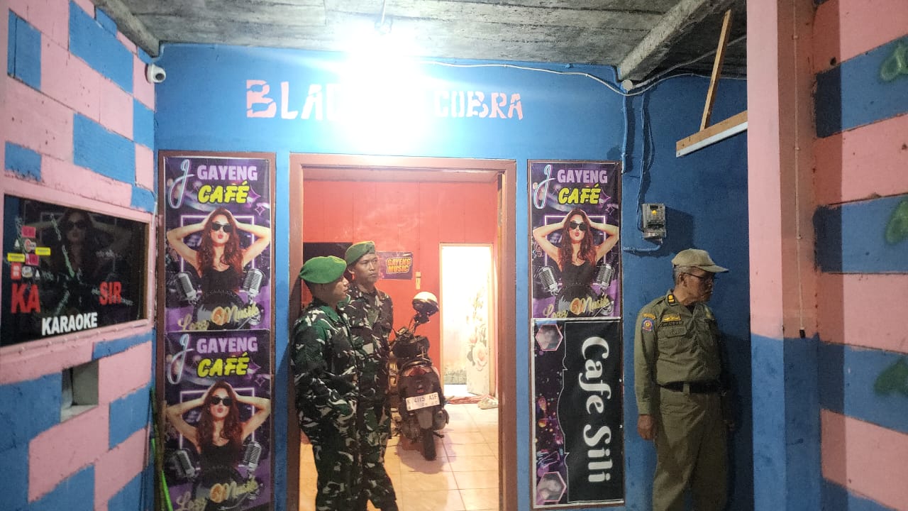 TEGAS: Petugas gabungan saat melakukan peringatan ke kafe karaoke wilayah Kecamatan Gubug.