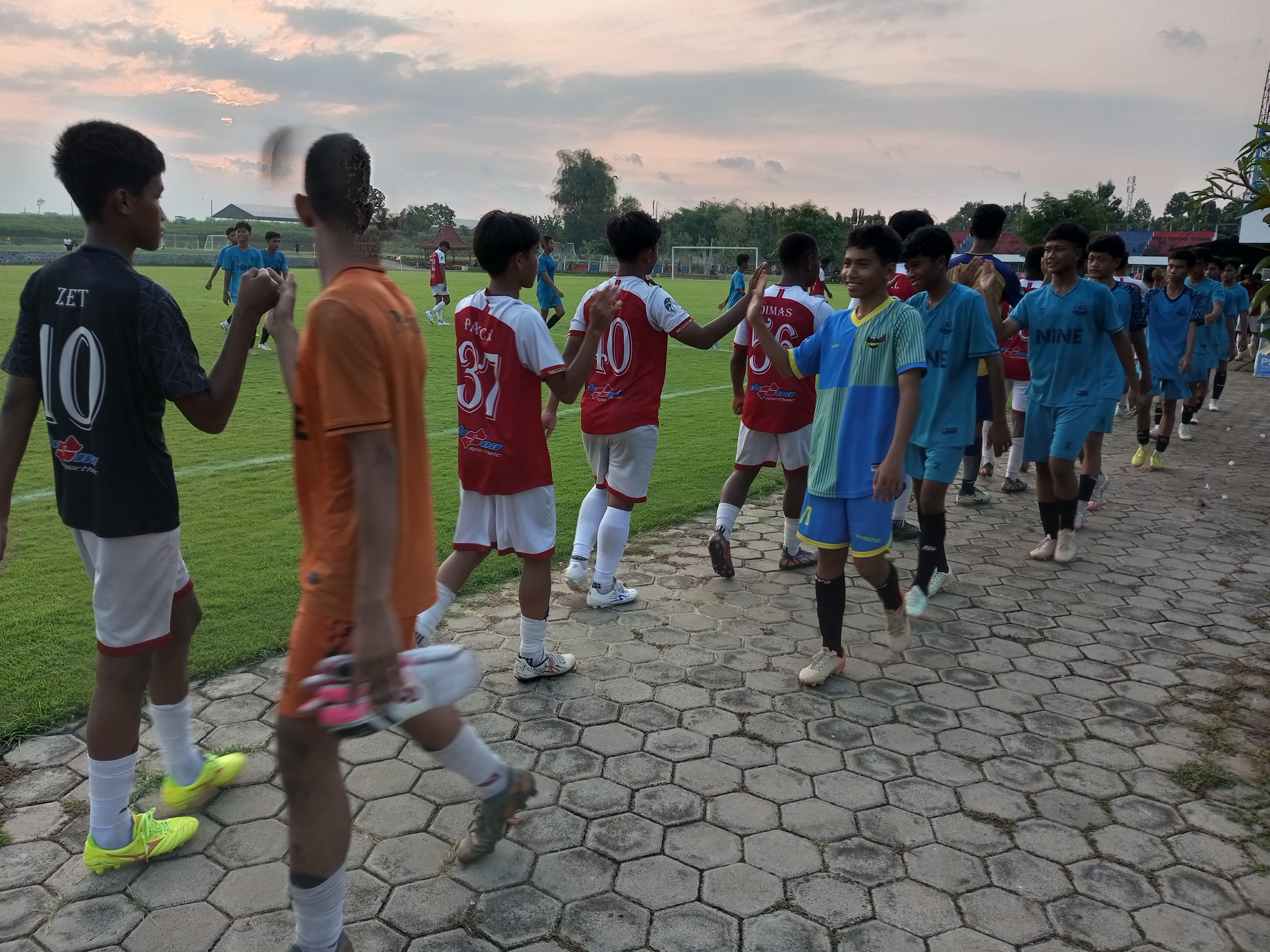 LAGA: Para pemain Persipa Pati U-15 berjabat tangan usai melakoni uji coba melawan tim Safin Pati U-15 di lapangan Gelora Soekarno Mojoagung Trangkil.