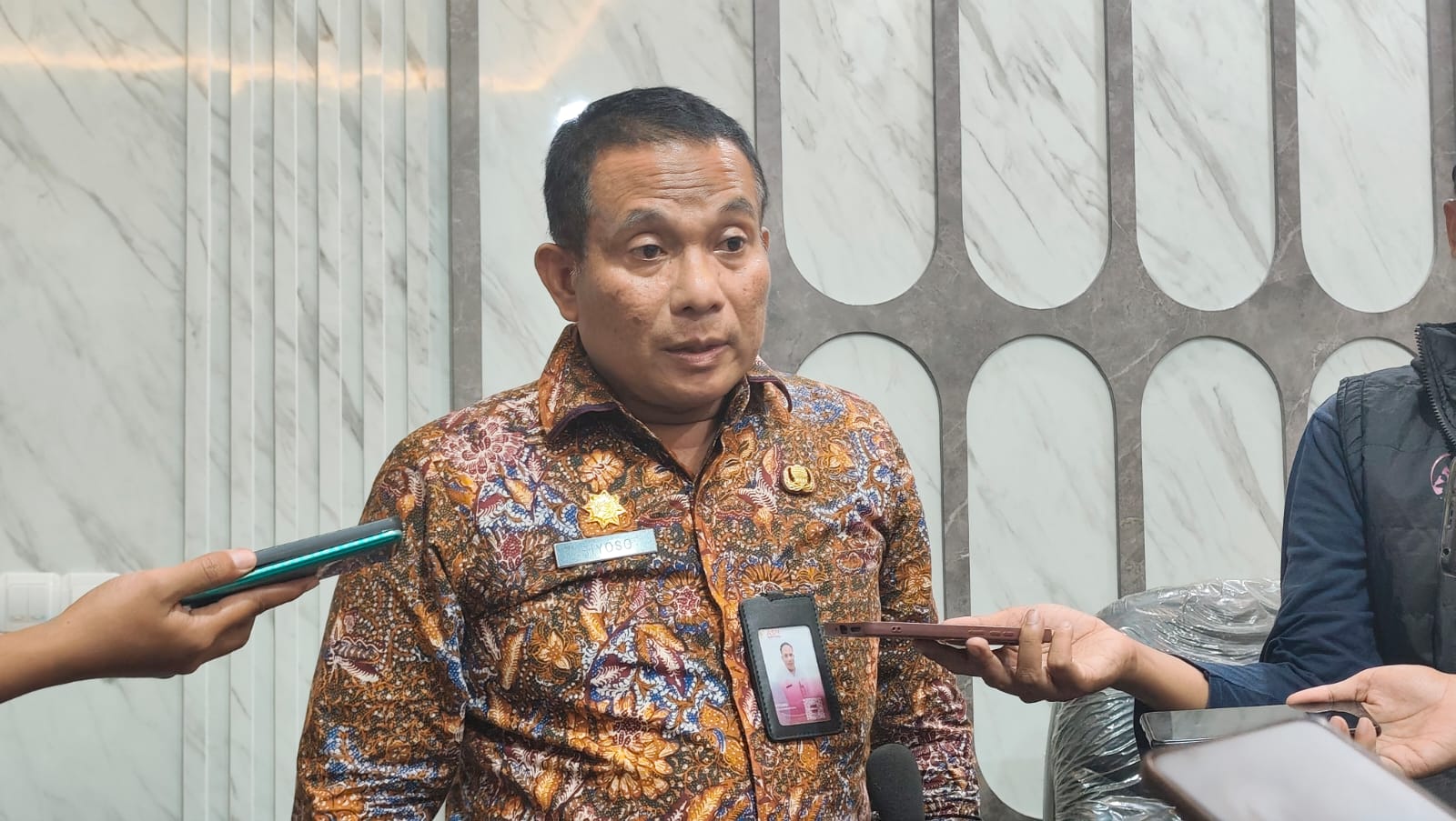 DIJELASKAN: Plt Sekda Pati Riyoso klarifikasi dugaan pelanggaran perekrutan Direktur RSUD Soewondo di ruangannya kemarin.