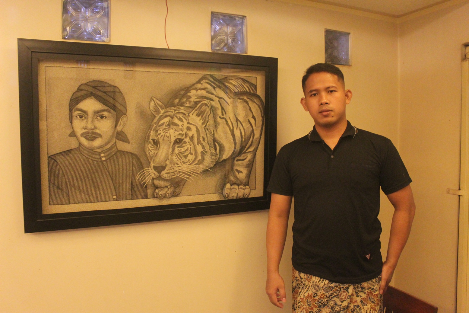 KREATIF: Muhammad Syaifuddin menunjukkan karya lukisan pasirnya yang bergambar Sunan Kalijaga dan harimau.