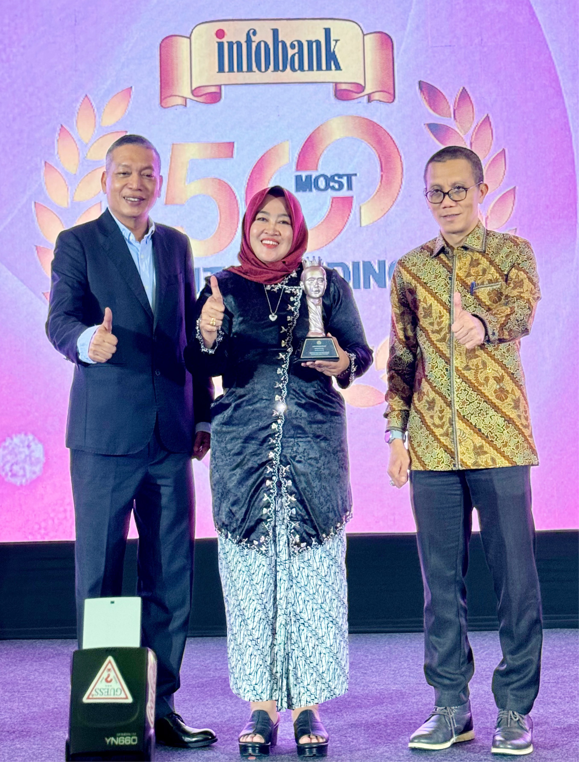 PENGHARGAAN : Diretur Utama BKK Purwodadi (Perseroda) Anita Fitriani Yusuf mendapatkan penghagraan The Most 500 Outstanding Women 2025 di Hotel Kawasan Padalarang,
