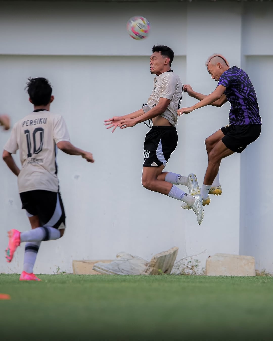 JANGAN PUAS: Pemain belakang Persiku Tri Oka (tengah) berebut bola dengan pemain Persik Kediri.