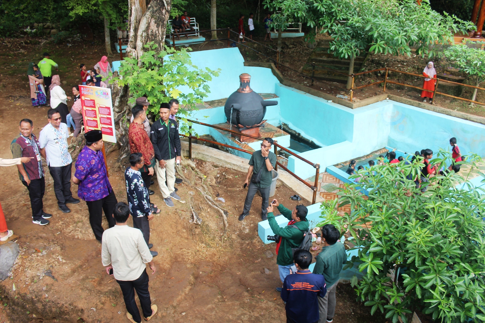 POTENSIAL: Bupati, Wabup Jepara beserta forkopimda meninjau lokasi Sendang Kali Ngetuk Desa Banjar Agung Kecamatan Bangsri usai Ngantor di Desa Selasa (8/7).