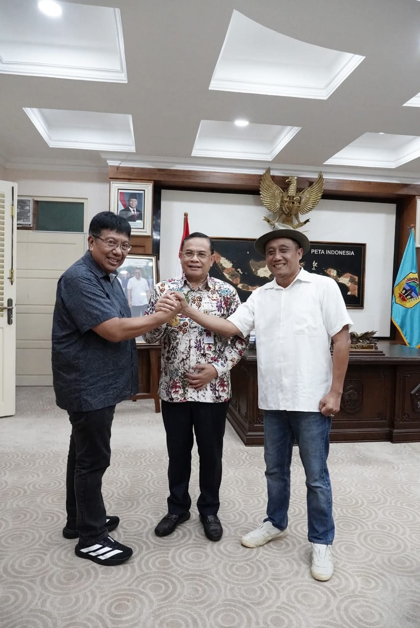 KOMPAK: Bupati Pati Sudewo Bersama Tokoh Sepakbola Nasional Gede Widiadi dan Saiful Arifin