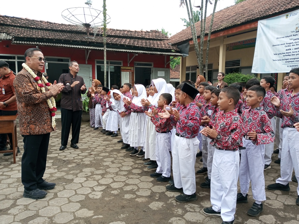Bupati Pati Sudewo ditemani Camat Sukolilo yang juga menjabat Plt Kepala Dinas Pendidikan dan Kebudayaan sedang meninjau sekolahan beberapa waktu yang lalu.