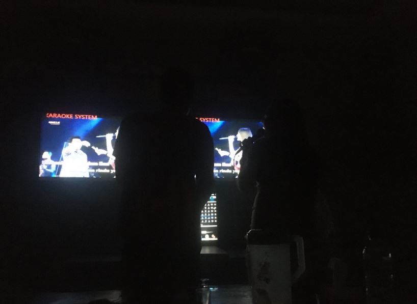 HIBURAN: Salah satu warga Pati menikmati hiburan malam di salah satu karaokean di Bumi Mina Tani belum lama ini.