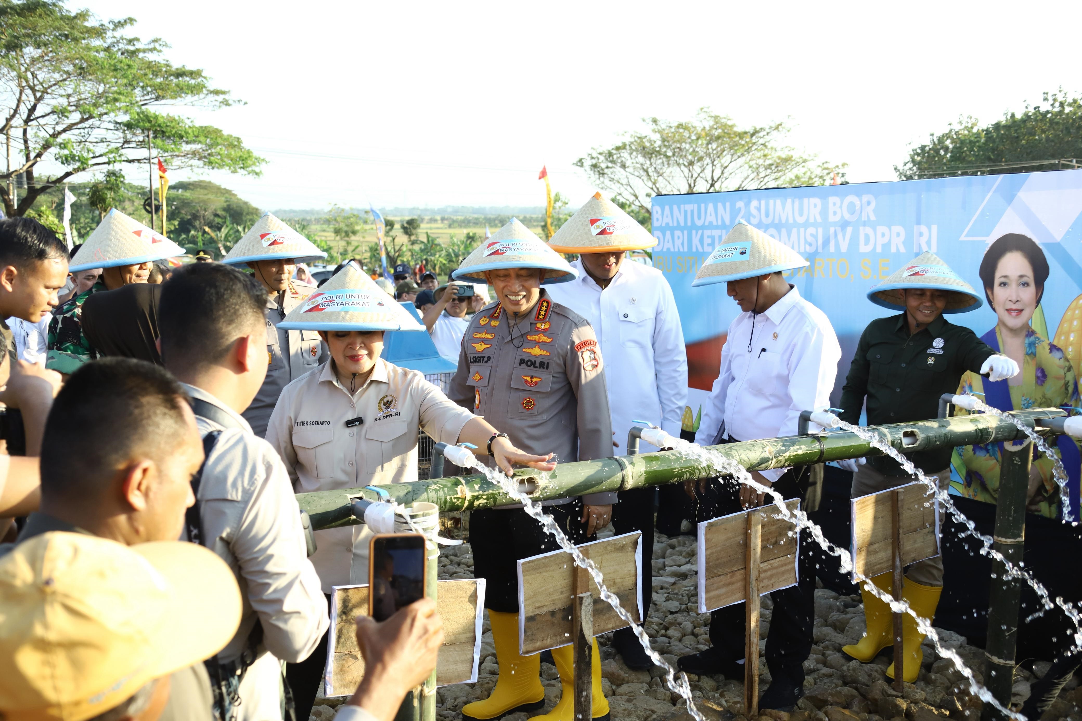 BERSAMA : Kapolri Jenderal Listyo Sigit Prabowo bersama Ketua Komisi IV DPR RI Ibu Titik Soeharto, Menteri Pertanian Andi Amran Sulaiman, Menteri Kehutanan Raja Juli Antoni di Desa Selojari, Grobogan