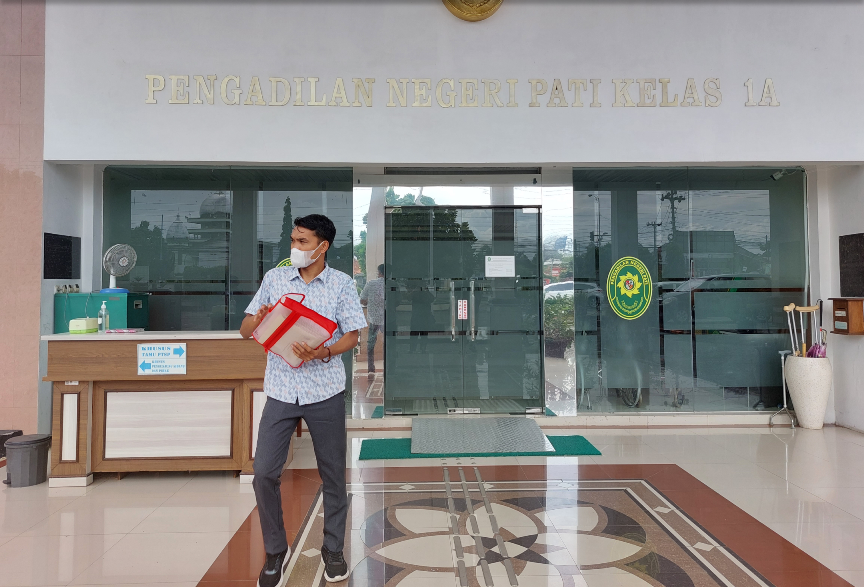 DIPROSES: Warga mendatangi PN Pati untuk memproses hukum kemarin.