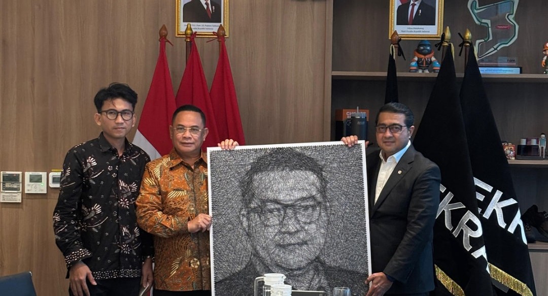 KOLABORASI : Bupati Pati Sudewo memberikan hadiah lukisan dari benang kepada Menteri Ekonomi Kreatif Republik Indonesia. (DISKOMINFO PATI)