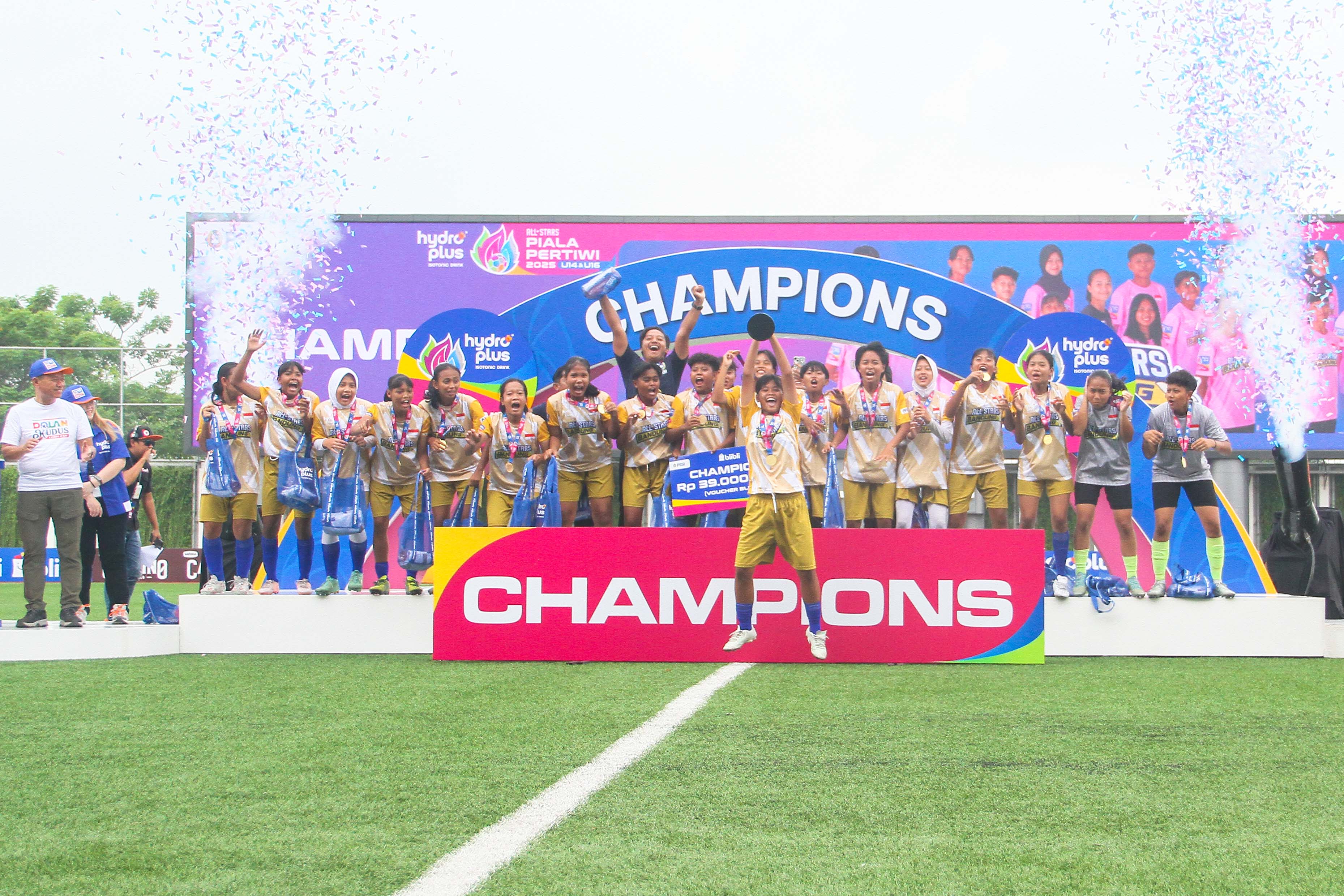 KEBANGGAAN: Tim All Stars Bandung merayakan juara usai mengalahkan Tangerang dengan skor 1-0 pada turnamen Hydroplus All Stars Piala Pertiwi U-14 dan U-16 2025 di Supers