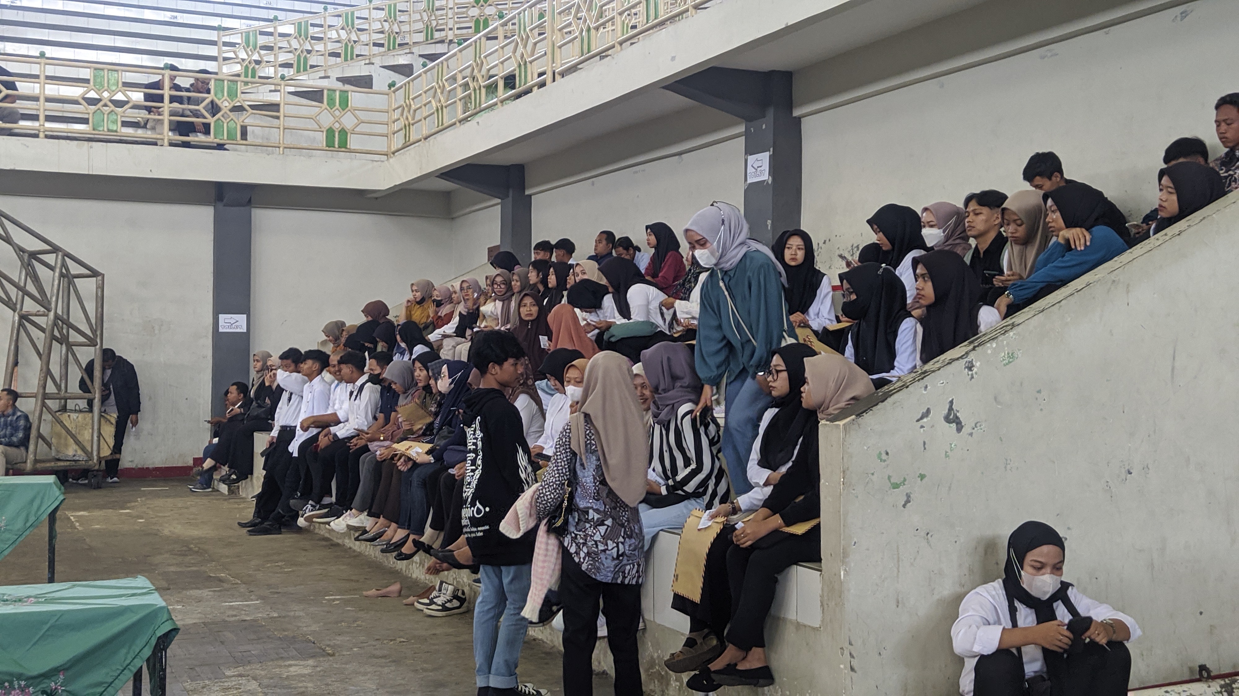 MENANTI KERJA: Ratusan remaja di Blora ikuti antrean kegiatan Job Fair tahun lalu.