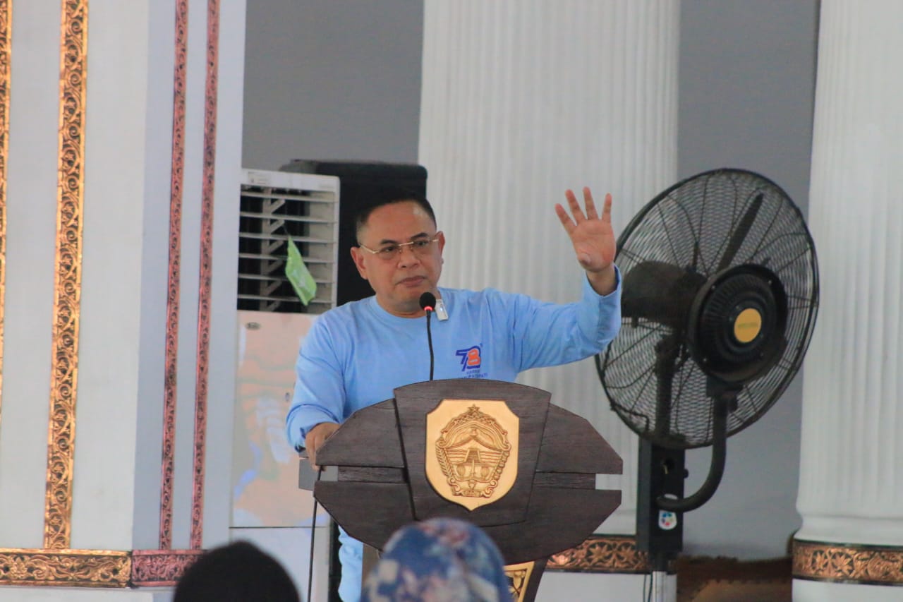 PENGARAHAN: Bupati Pati Sudewo memberikan paparan terkait urgensi koperasi dan progress koperasi desa merah putih kedepannya.