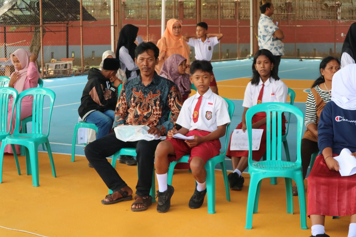 ANTUSIAS: Calon siswa SR bersama orangtuanya duduk di Aula Sentra Margolaras Pati pada Senin (14/7).