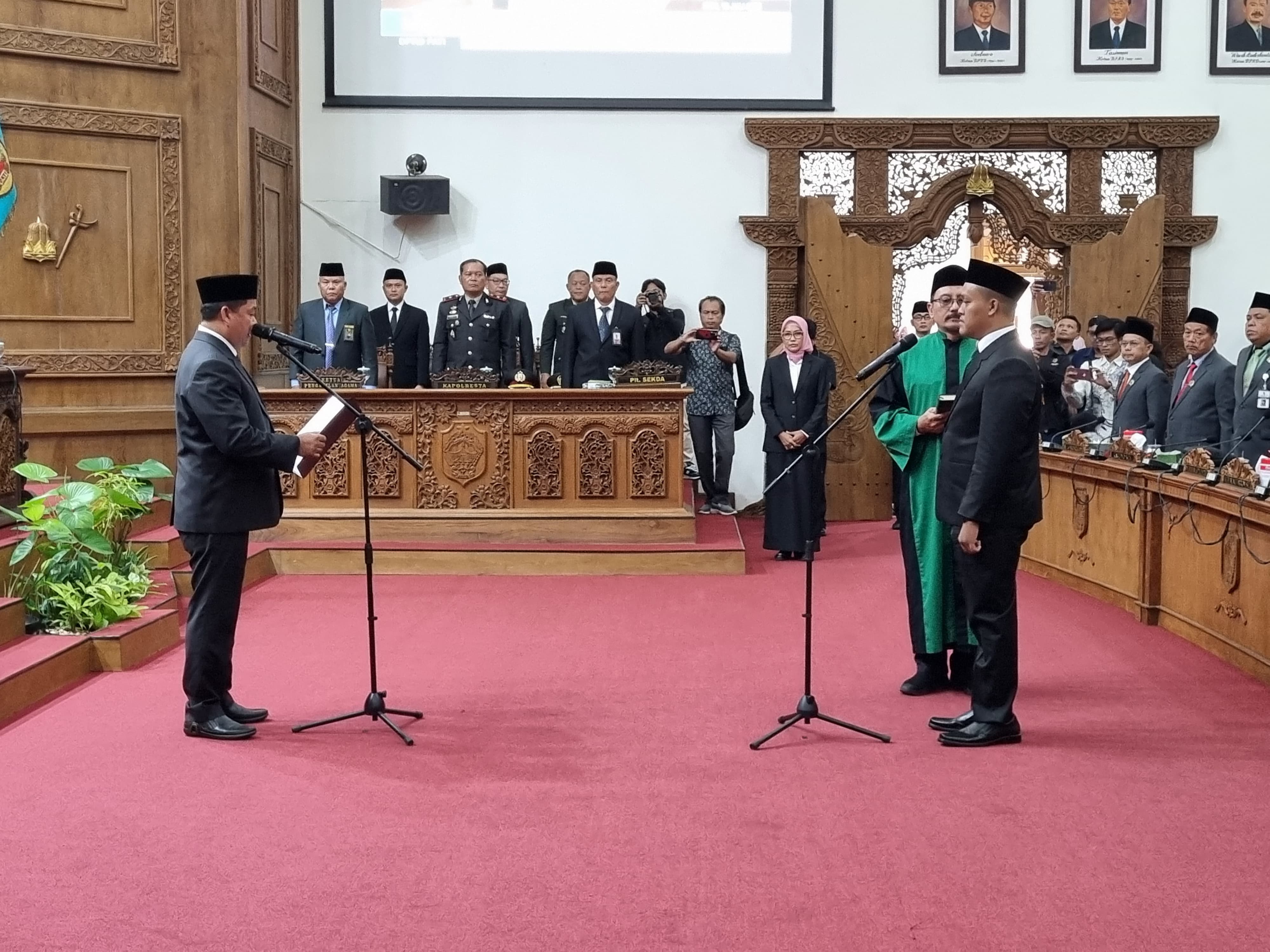 DISUMPAH: Ulin Nuha dilantik jadi PAW anggota DPRD Pati di Ruang Paripurna DPRD setempat kemarin.